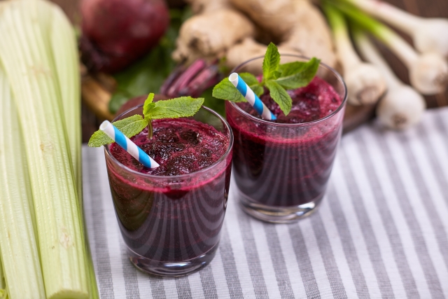 年金手帳を持つドクター